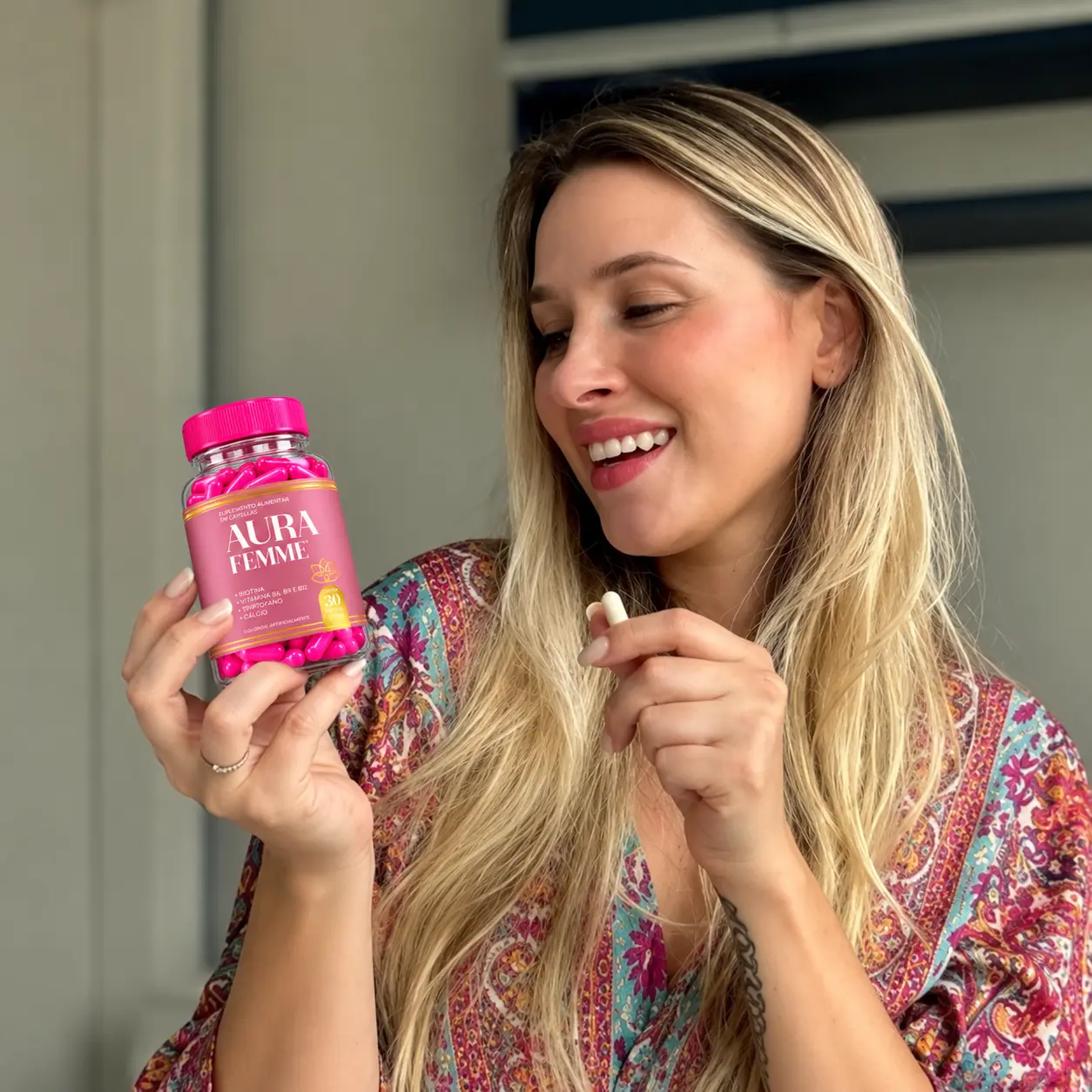 Mulher sorridente com suplemento Aura Femme