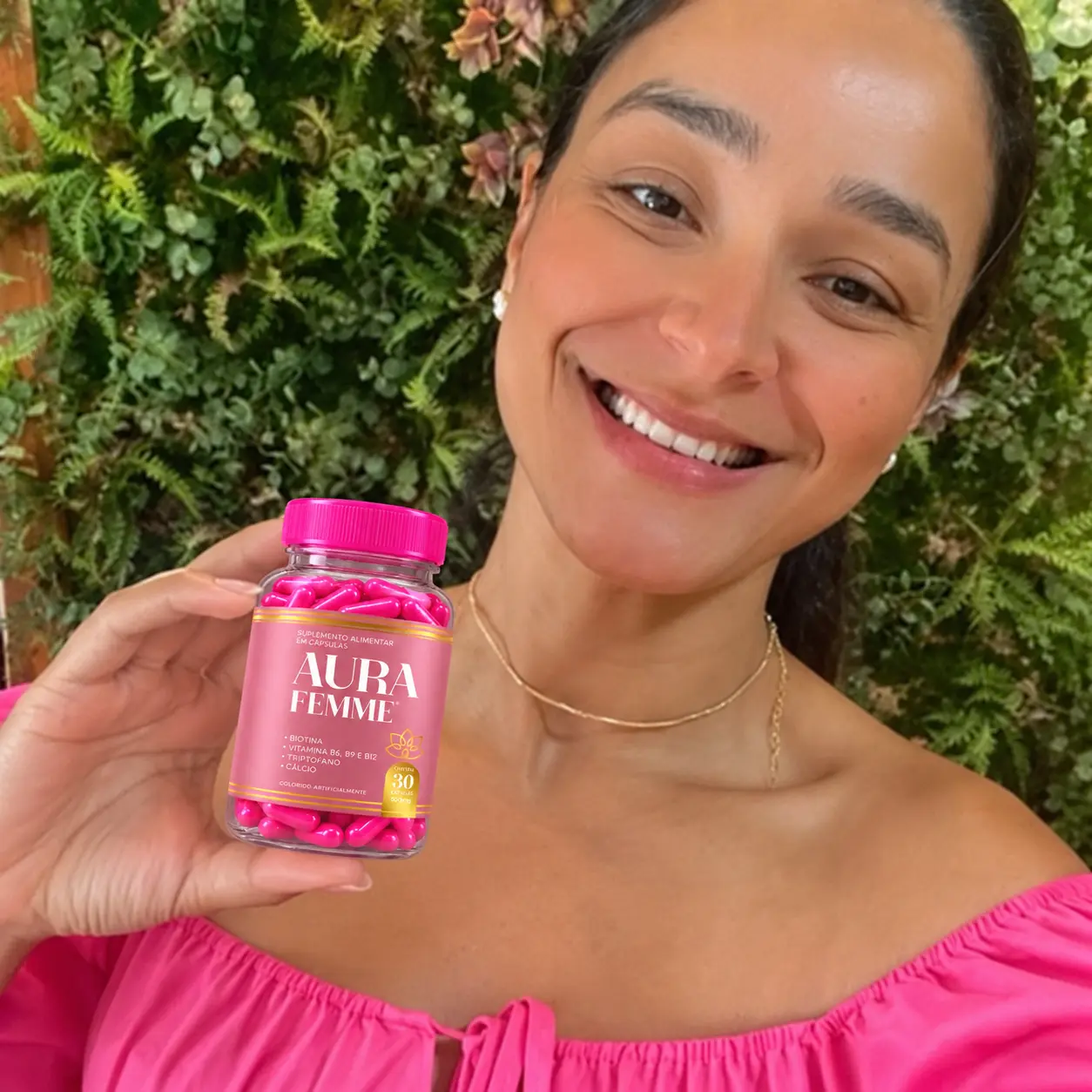 Selfie com Aura Femme Entre Foliagens Verdes
